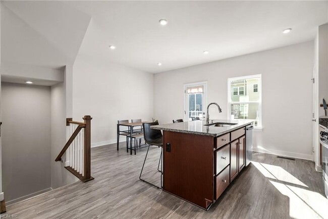 Building Photo - Newer Construction 3 Story Condo!