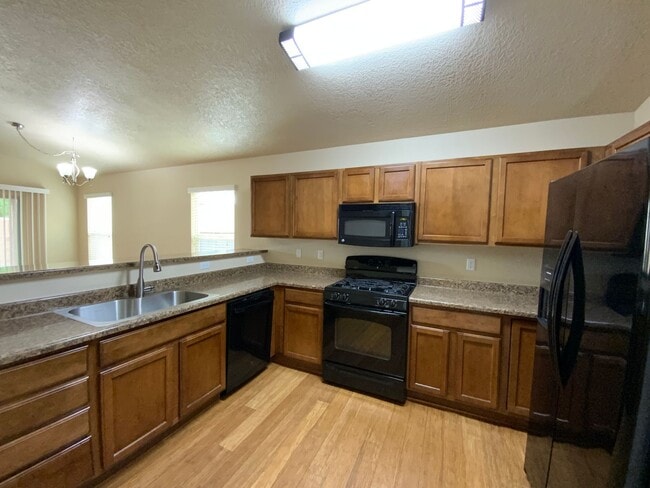 Building Photo - 3 Bedroom Single Story Home Available in T...