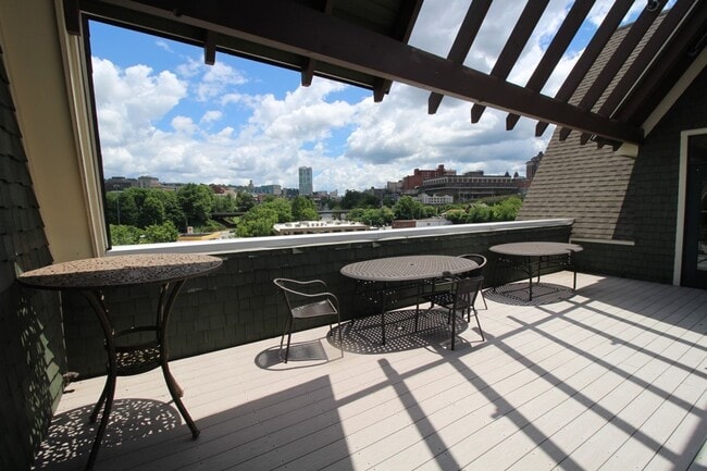 Building Photo - Downtown - Modern Condo minutes from the c...