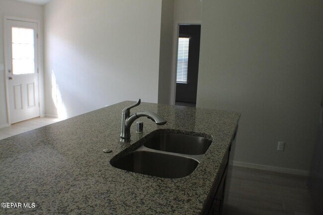 Building Photo - 7425 Norte Mesa Ln