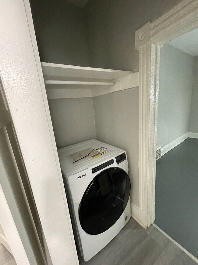 Building Photo - AVAILABLE June  - 1 BED 1 BATH Single Family Home!