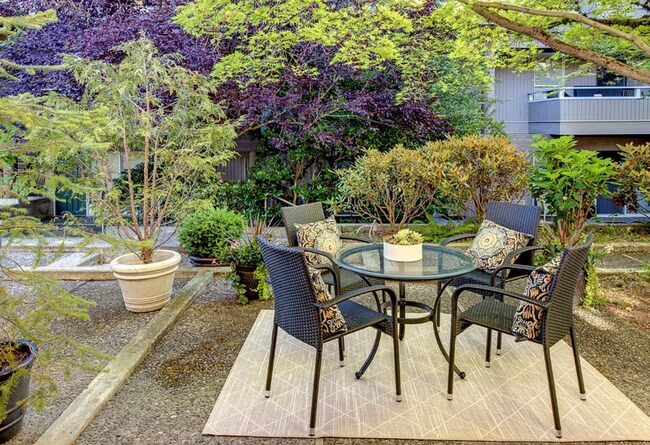 Building Photo - Downtown Bellevue 2 Bedroom 1.5 Bath 2 story Condo