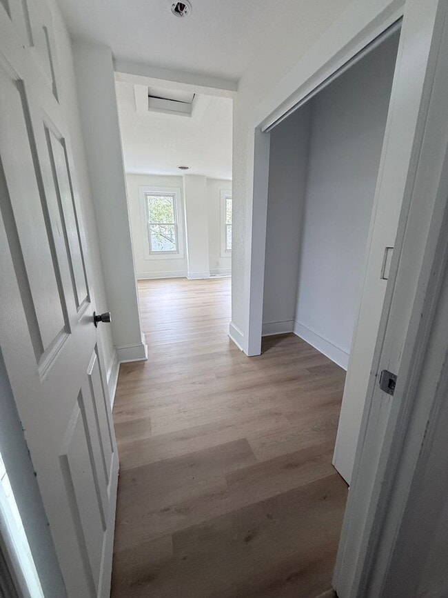 Building Photo - Gorgeous Four Bedroom Completed Upgraded