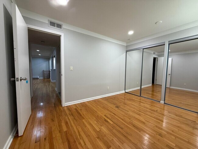 Building Photo - 1253 Island Dr