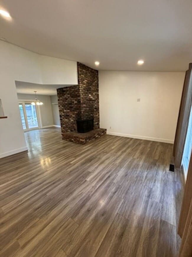 Building Photo - Unique duplex in post falls