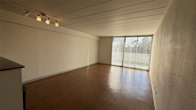 Building Photo - 5400 Memorial Dr