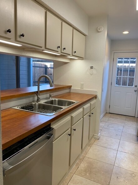 Kitchen - 8020 Braesmain Dr