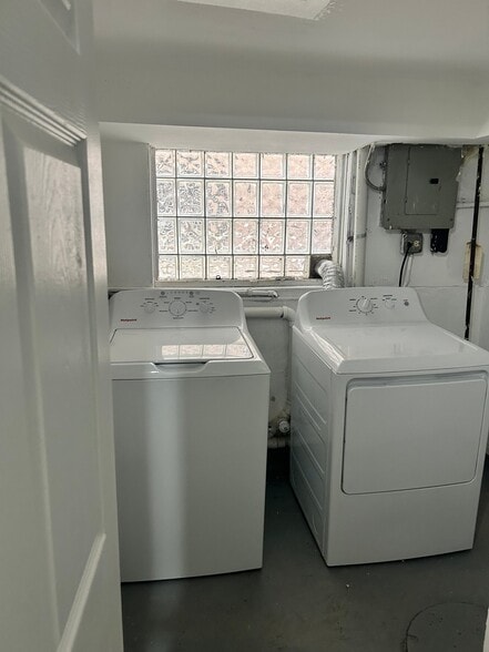 Building Photo - 1620 N Laramie Ave