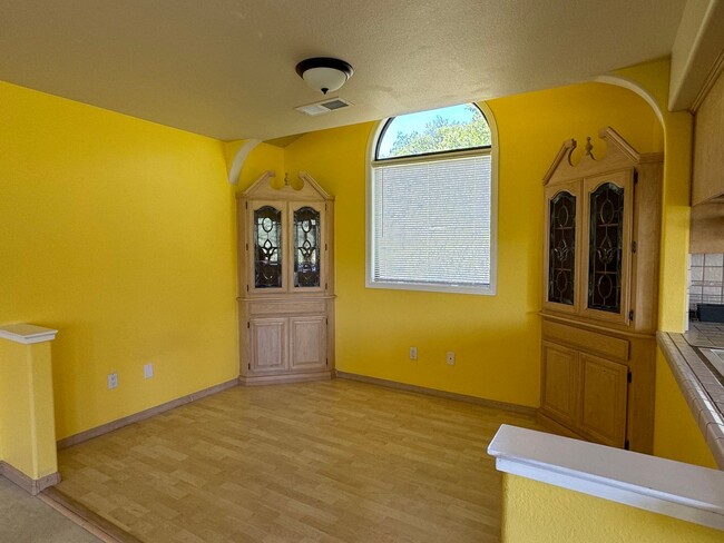 Building Photo - Scenic North Auburn Living – 1 bedroom 2-S...