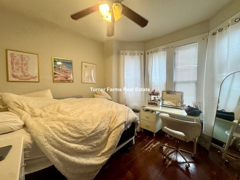 Building Photo - 717 Parker St