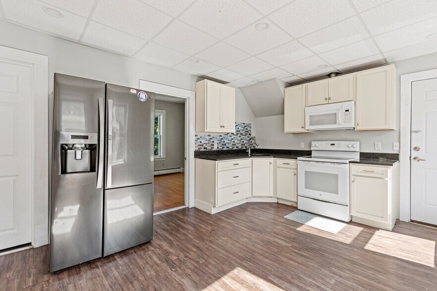 Building Photo - 174 Bartlett St