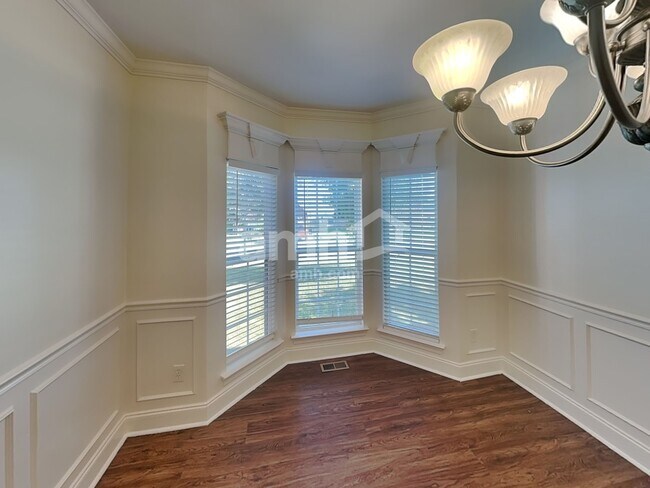 Building Photo - 447 Titans Cir