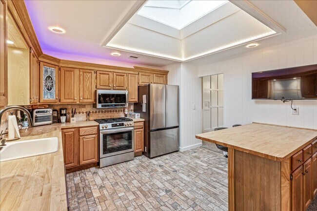 Building Photo - Immaculate 3 Bedroom & 2 Bathroom