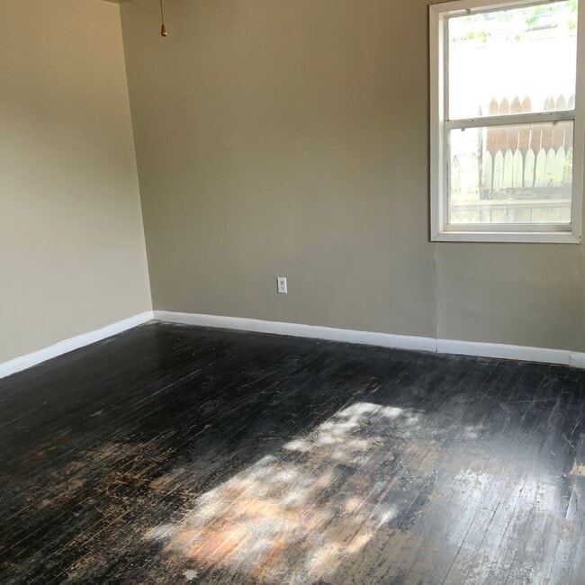 Building Photo - 3 Bedroom 1 Bath home Call today for Move in Special