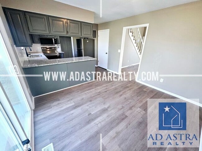 Building Photo - Very Nice 3 Bedroom 2 Bath Duplex in Overland Park-Available in JUNE!!