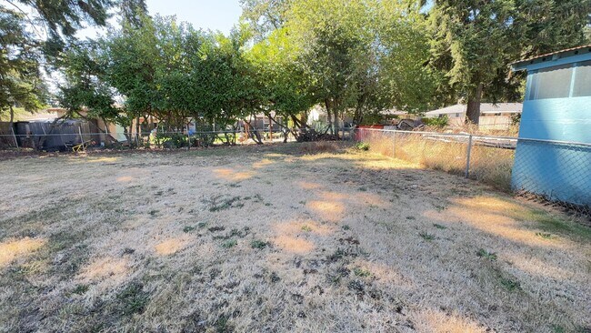 Building Photo - Cozy 3-Bedroom Rambler with Large Fully Fe...