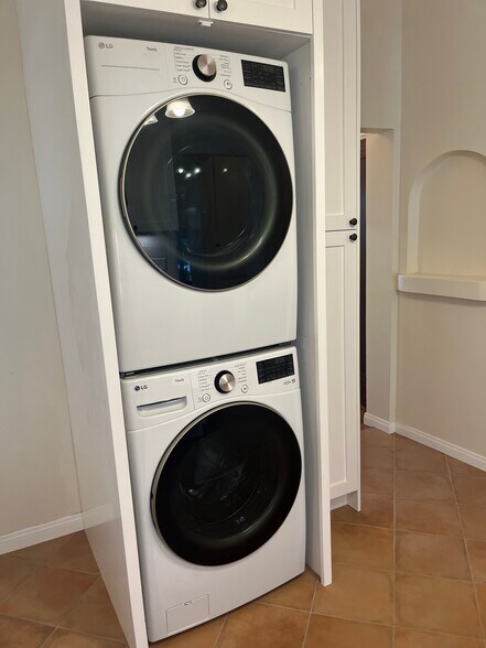 Building Photo - 1040 Prospect Ave