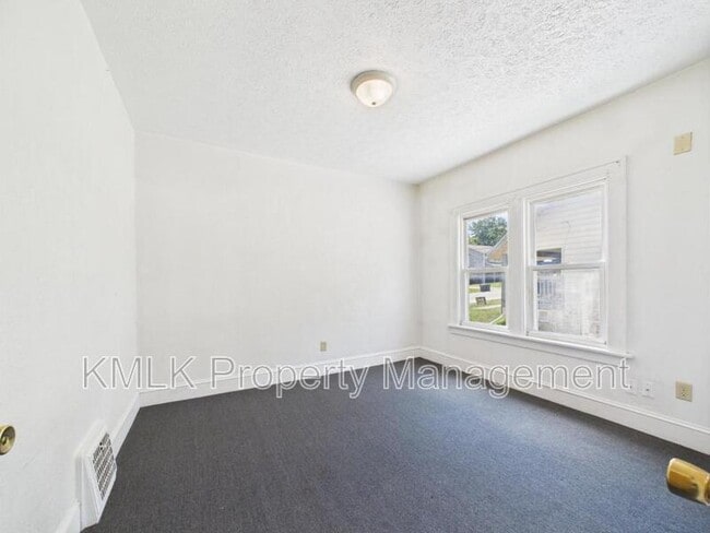 Building Photo - 533 Gage St