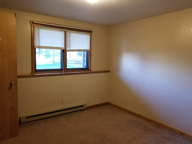 Building Photo - 5 N Yellowstone Ave