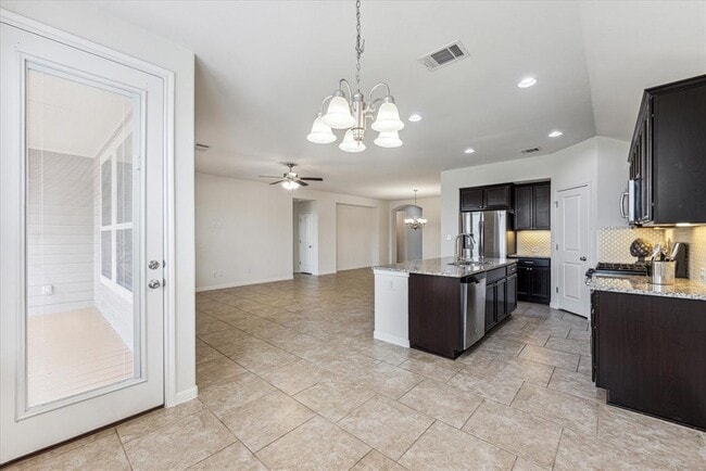 Building Photo - 6805 Leonardo Dr