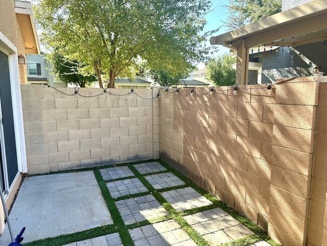 Building Photo - Completely adorable Gardens Community in G...