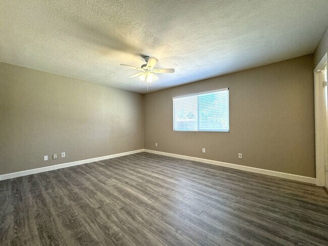 Building Photo - CORNER LOT 3 BEDROOM PLUS DEN WITH FIREPLACE AND LARGE YARD