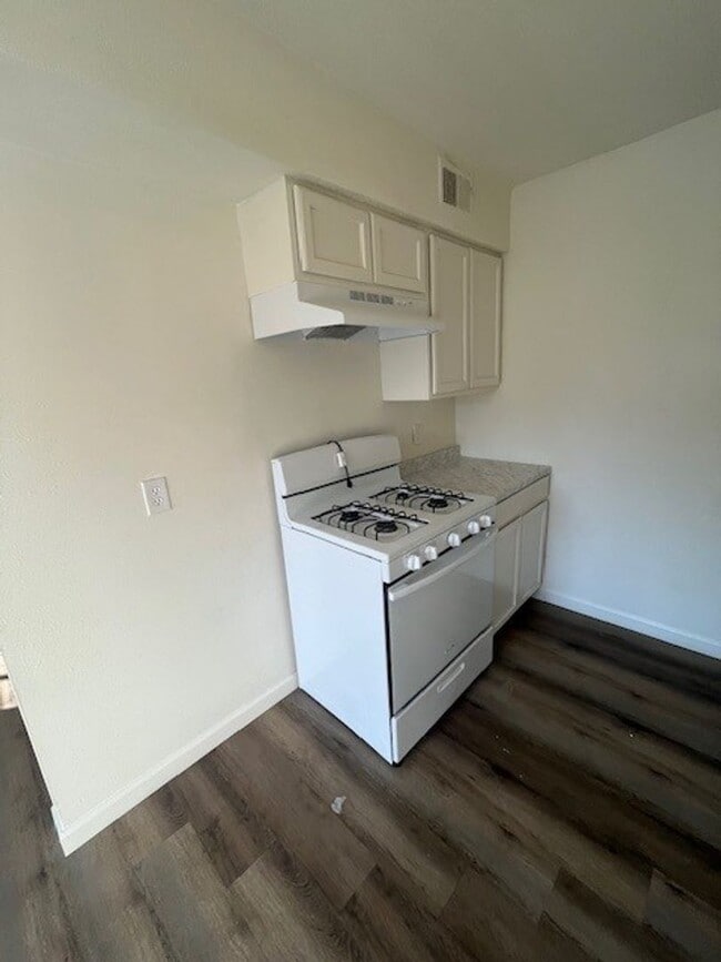 Building Photo - 611 S Garden St