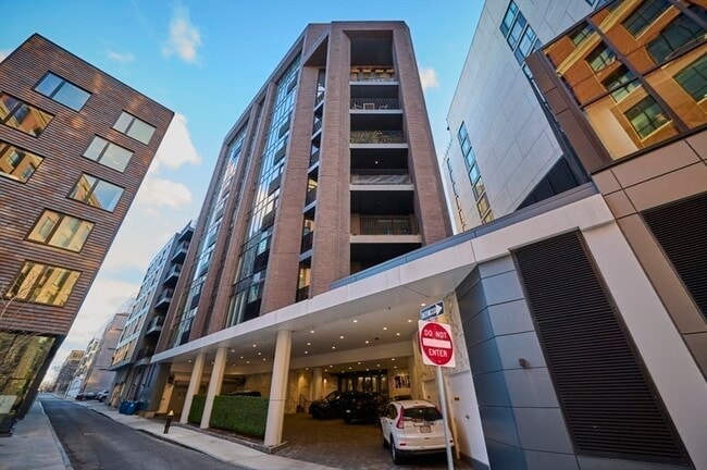 Building Photo - 16 W Broadway