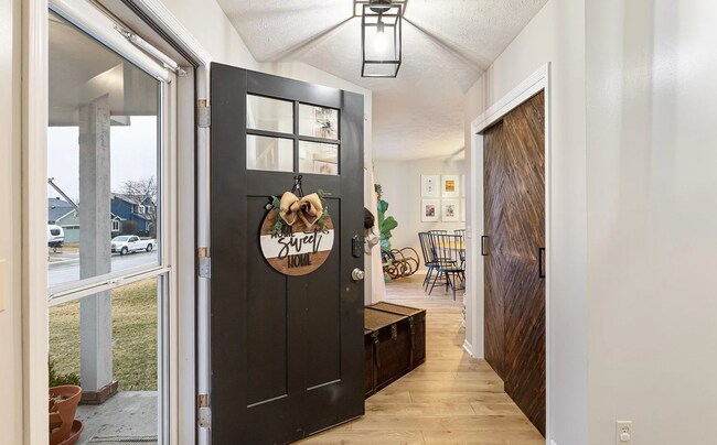 Building Photo - Gorgeous Millard Home!!