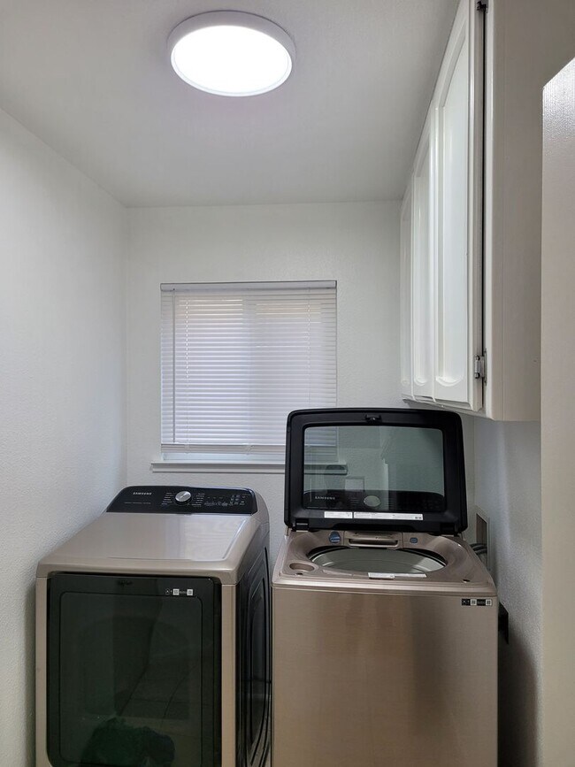 Building Photo - Charming 3-bedroom, 2.5-bathroom house with solar!