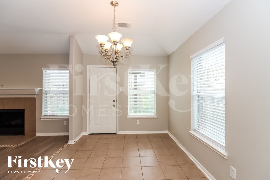 Building Photo - 2726 Lakecrest Way Dr