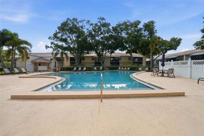 Building Photo - 3821 N Oak Dr