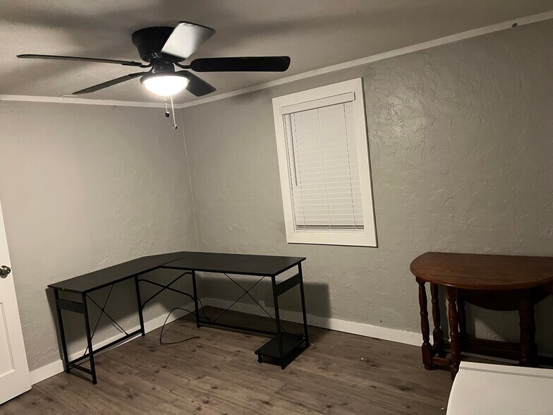 Building Photo - 407 S 5th St