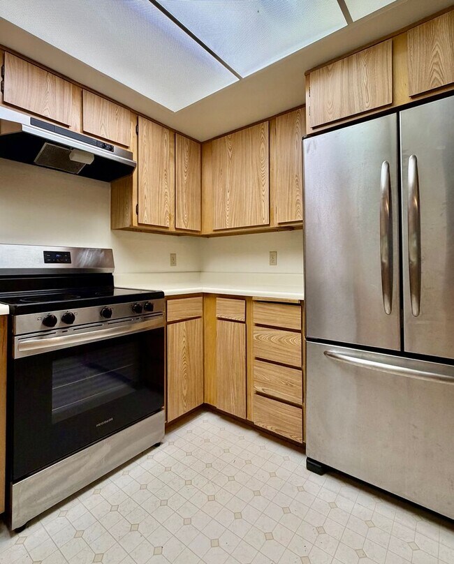 Building Photo - 1276 Bellevue Way NE