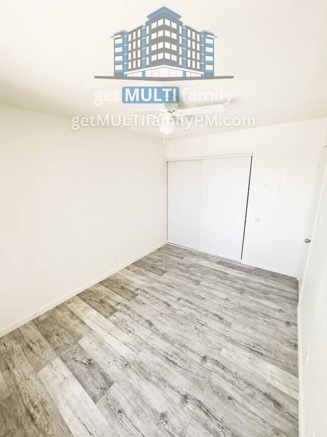 Building Photo - 7120 N 66th Dr