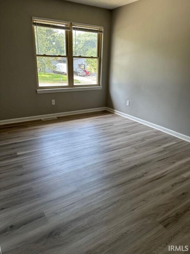 Building Photo - 1326 N Woodburn Ave