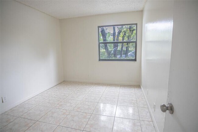 Building Photo - 4295 NW 114th Terrace