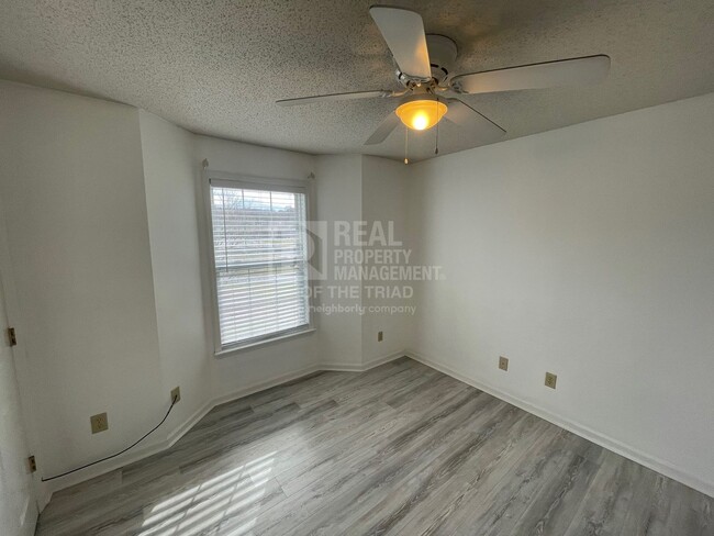 Building Photo - *Move In Special* Cozy and Beautiful 2bd/2...