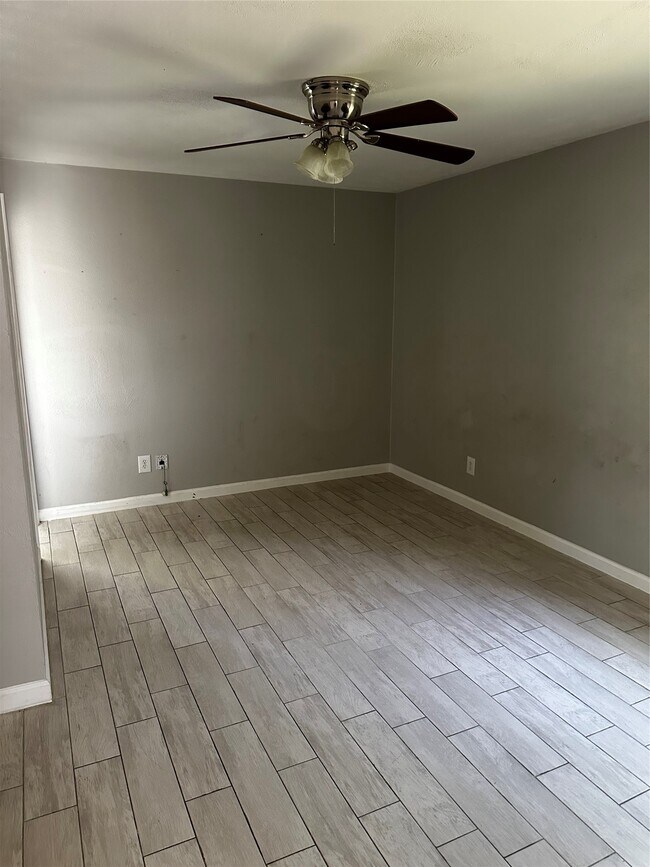 Building Photo - 635 Jeff Davis Dr