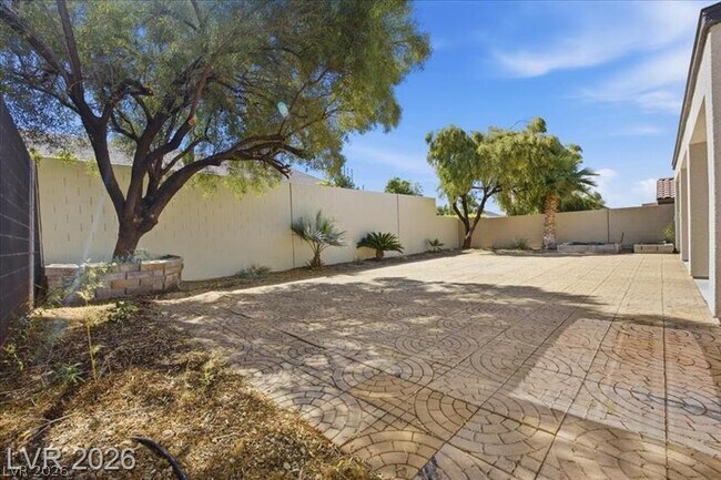 Building Photo - 2765 Struan Ave