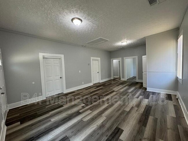 Building Photo - 407 Circus St