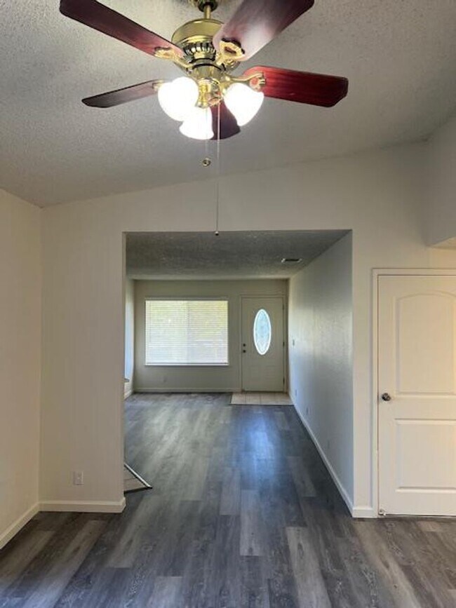 Building Photo - COMPLETELY REMODELED 2 BEDROOM DUPLEX IN ROCKLIN!!