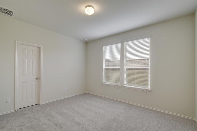 Building Photo - 320 Thornless Cir