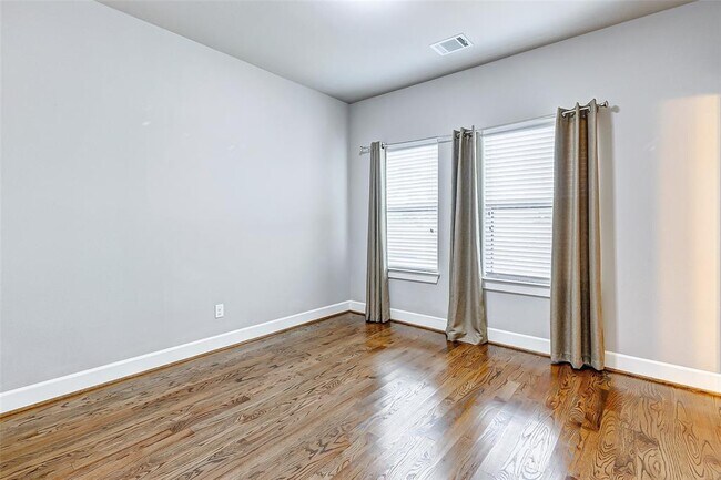 Building Photo - 2504 Beall St