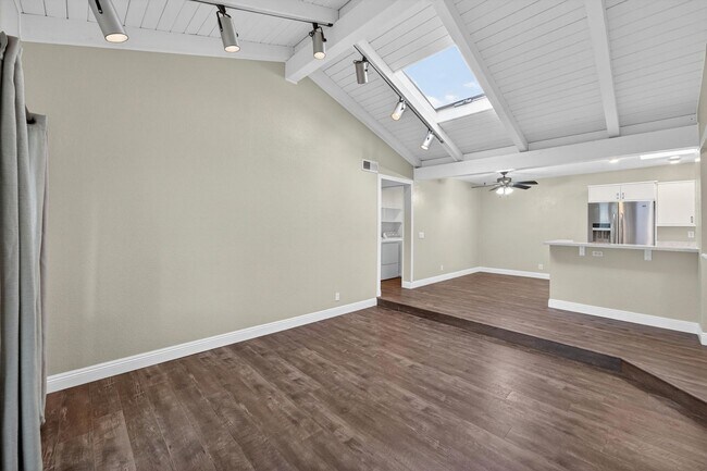 Building Photo - HUNTINGTON BEACH HOME - 1.5 Miles from the Beach