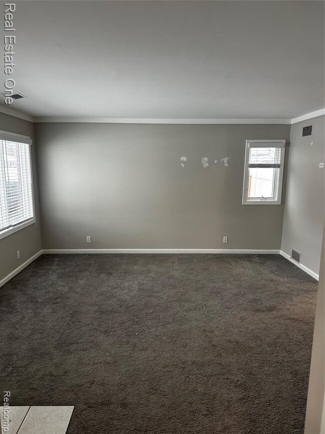 Building Photo - 38 Kenyon Dr