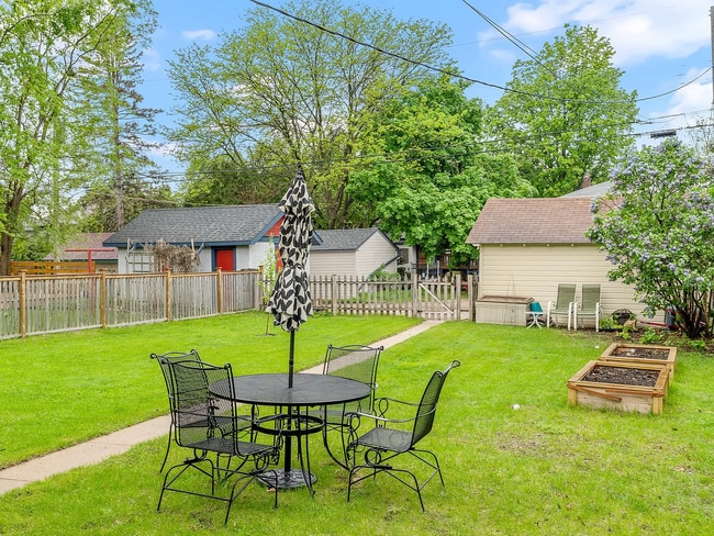 Building Photo - 2 Bed | 1 Bath House in Desired Mpls Neigh...