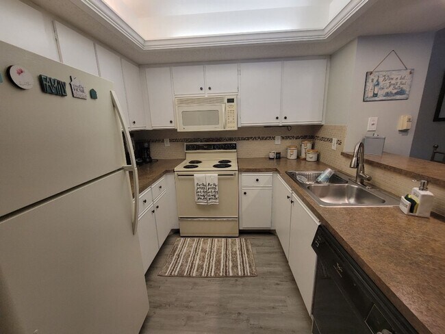Building Photo - Lovely bottom floor UN-furnished condo Por...