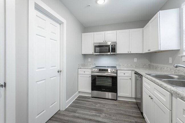 Building Photo - 5 Meadowbrook Dr W