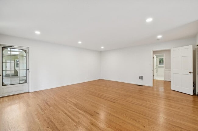 Building Photo - 216 Valparaiso Ave